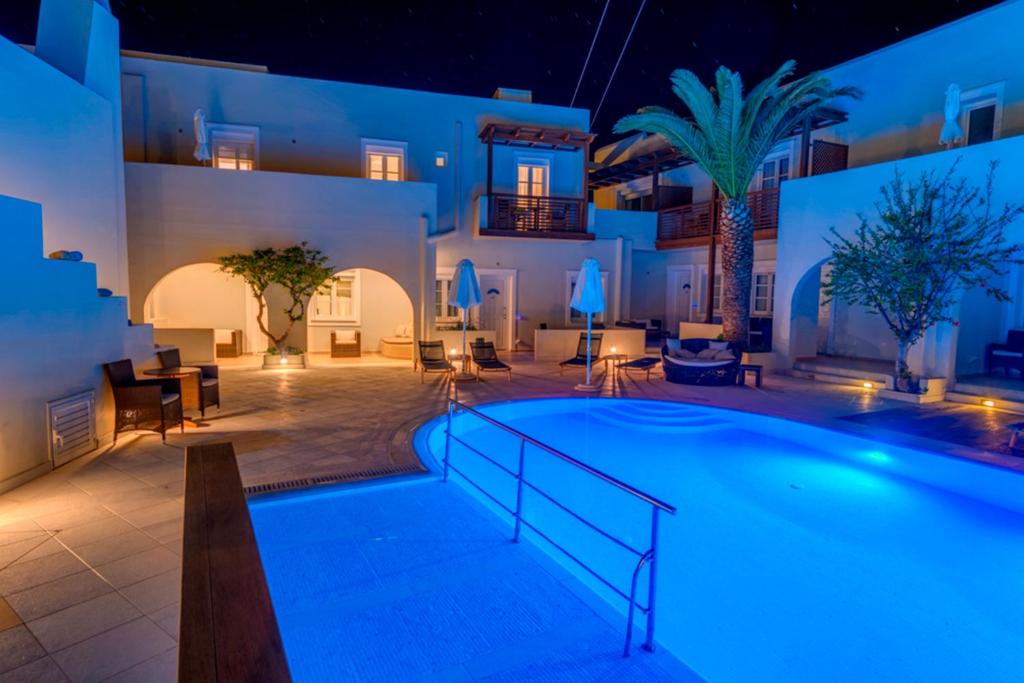 纳克索乔拉尼萨基海滩酒店的夜间别墅内的游泳池