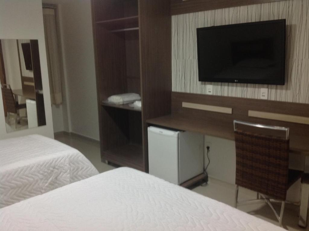 阿尔塔米拉里洛斯酒店的酒店客房设有两张床和电视。