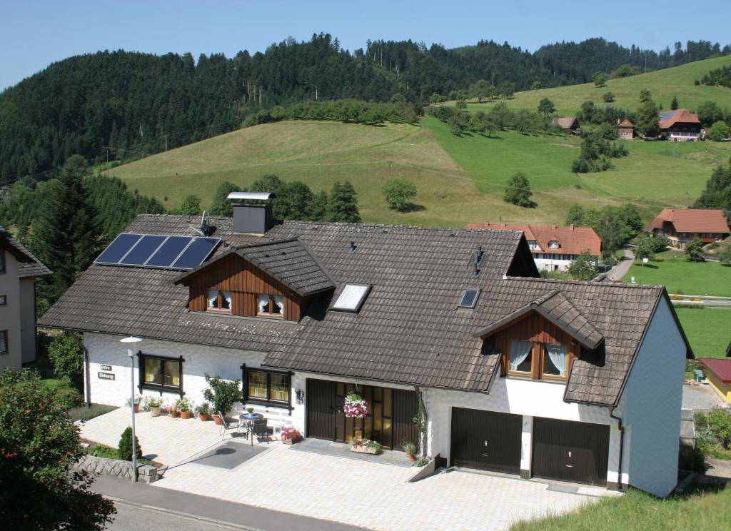 上哈尔默斯巴赫Ferienwohnung Lydia Schaeck的屋顶上设有太阳能电池板的房子