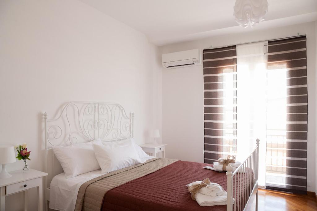阿尔卡莫Sui tetti b&b的白色卧室配有一张带红色毯子的床