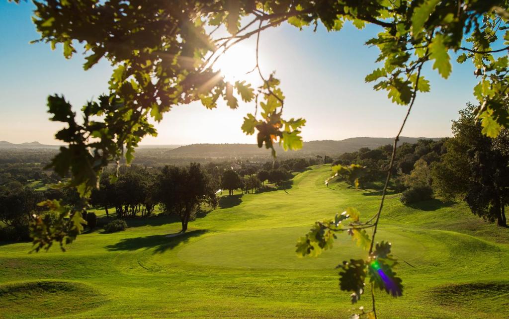 罗克布伦河畔阿尔让勒达亚Spa酒店的享有高尔夫球场的景色,阳光灿烂