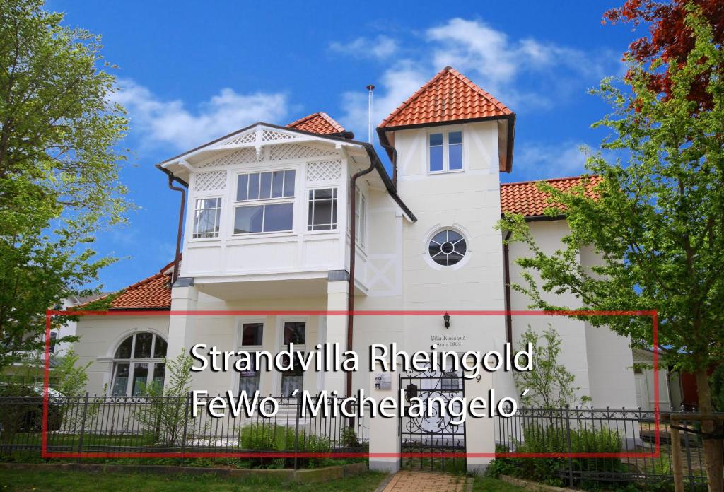 奥斯特巴德·哥伦Strandvilla Rheingold - Ferienwohnung Michelangelo的白色房子,有红色屋顶