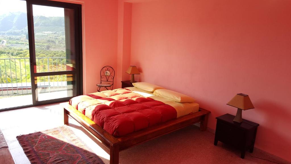 博瓦马里纳Rio Rosa的一张位于带大窗户的房间内的床铺