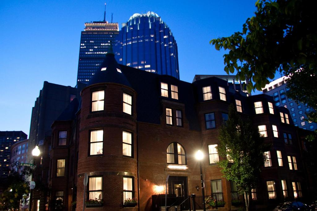 波士顿圣波托尔福酒店的城市的一座建筑,晚上有灯光