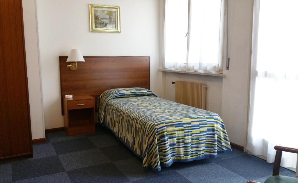 Pasian di PratoHotel Capri的一间小卧室,配有床和窗户