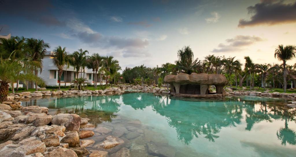 罗勇奥哈纳度假村及餐厅的棕榈树度假村内的游泳池
