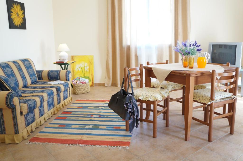 库斯托纳奇Casa Vacanza da Rosa的客厅配有桌子和沙发