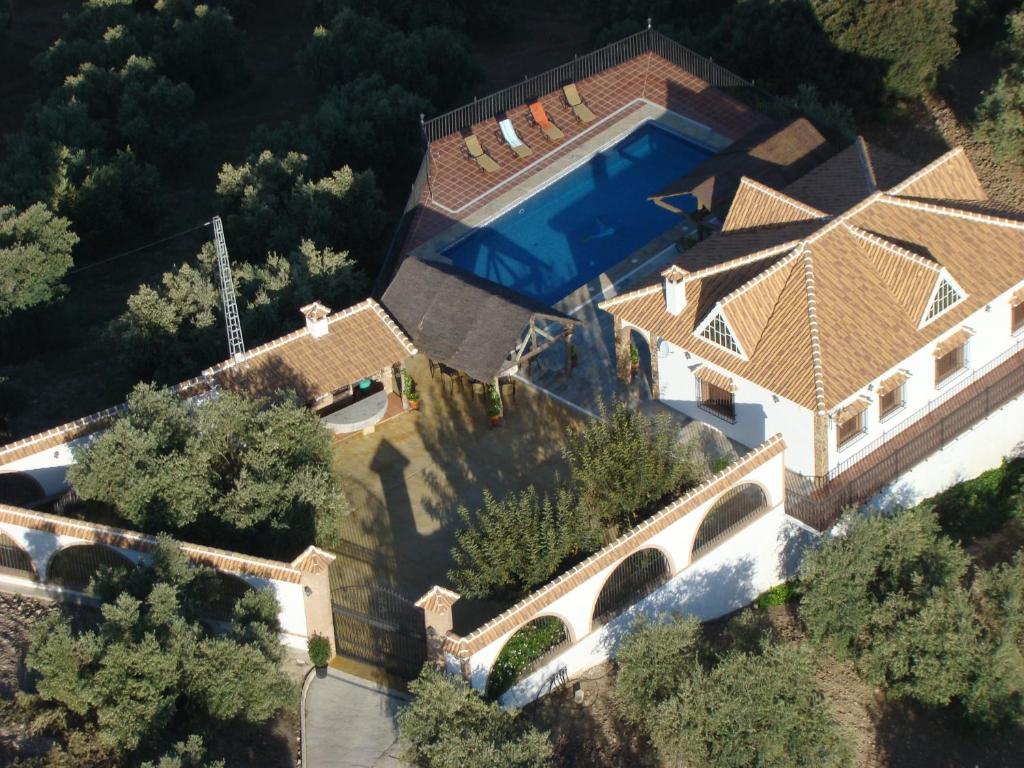 伊斯纳哈尔La Villa del Lago的享有带游泳池的房屋的空中景致