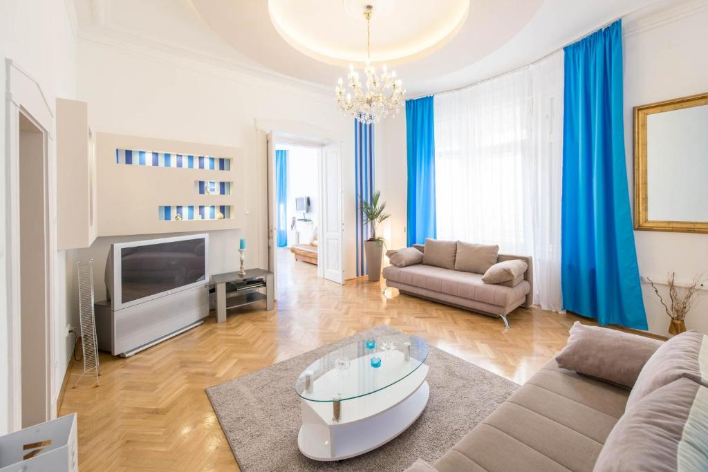 布达佩斯Spirit Nádor Ter Apartment的客厅配有沙发和桌子