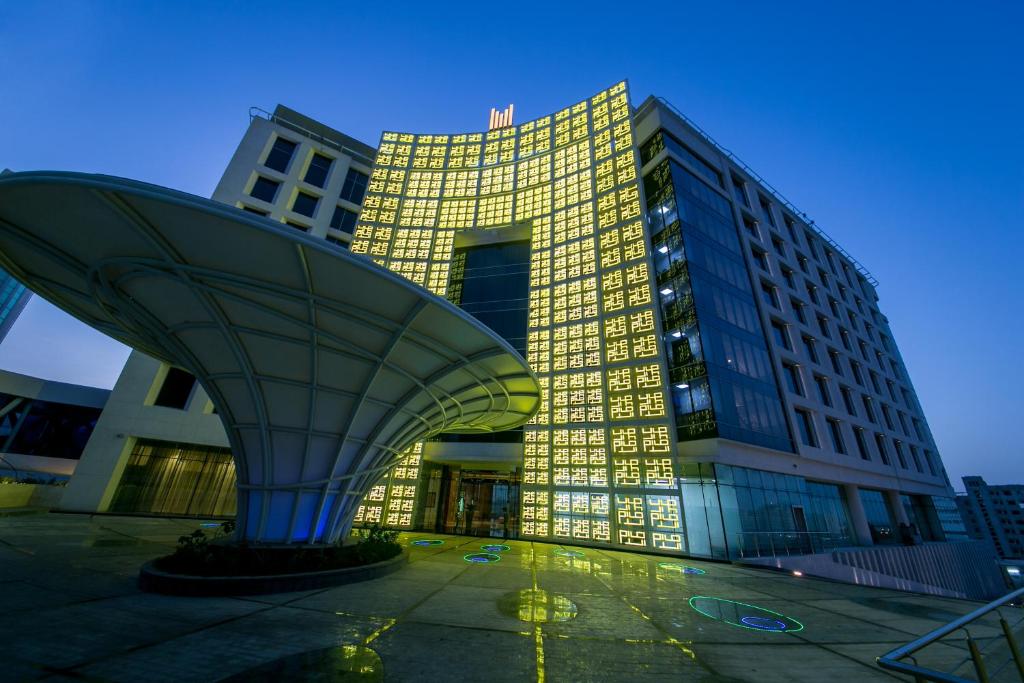 马斯喀特马斯喀特千禧国际酒店的前面有大物体的大建筑