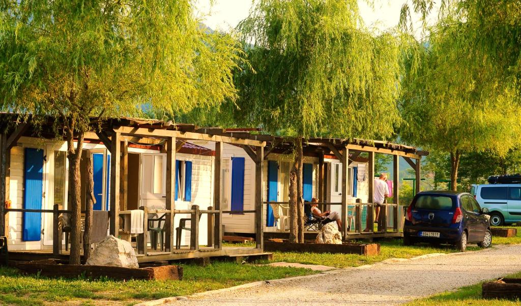 ŠempasMobilehouse & Camping Lijak的公园里一排小房子
