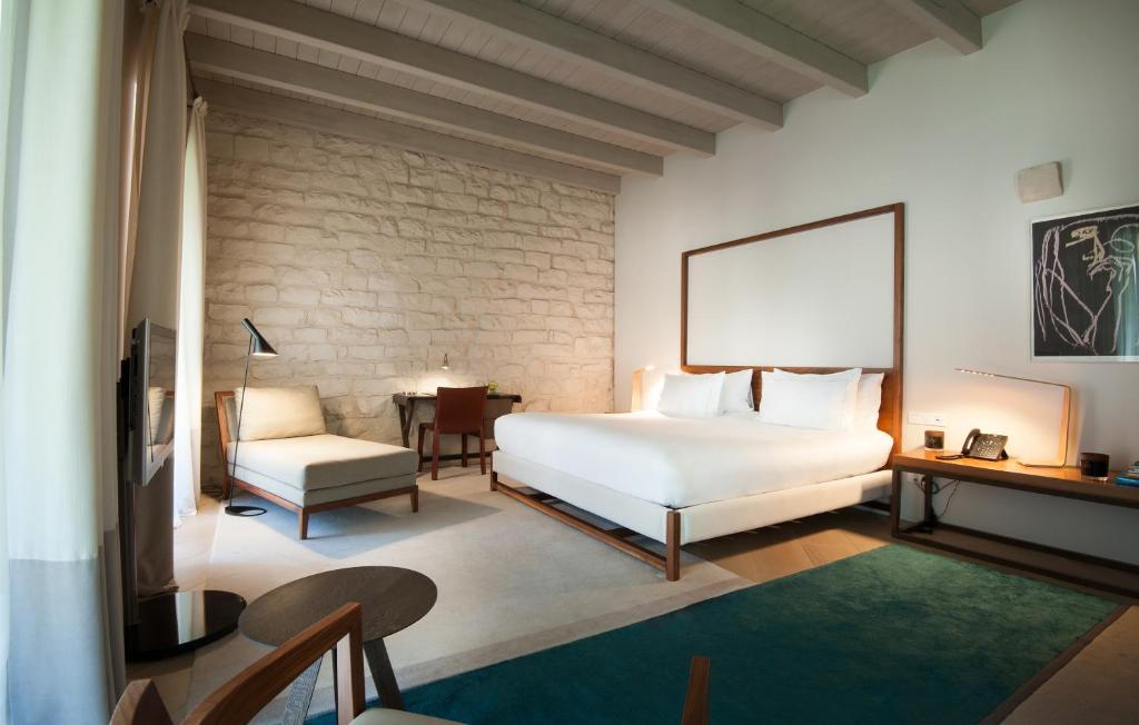 巴塞罗那巴塞隆纳美世酒店的卧室配有白色的床和椅子
