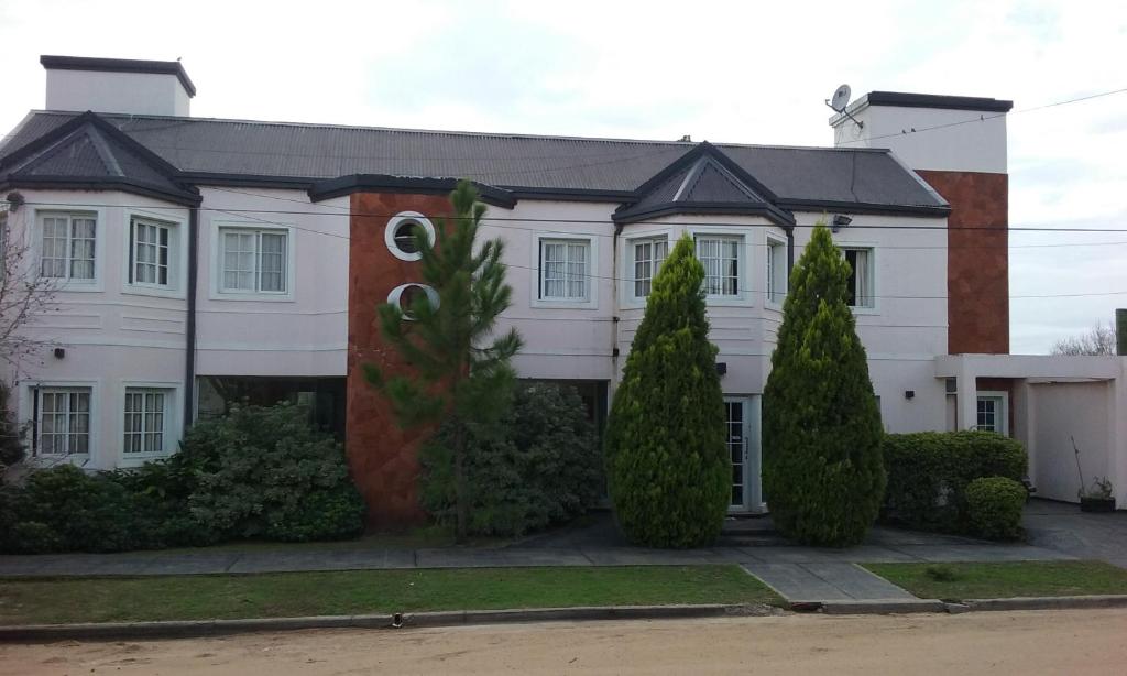 科隆Hotel Queguay的前面有树木的白色房子
