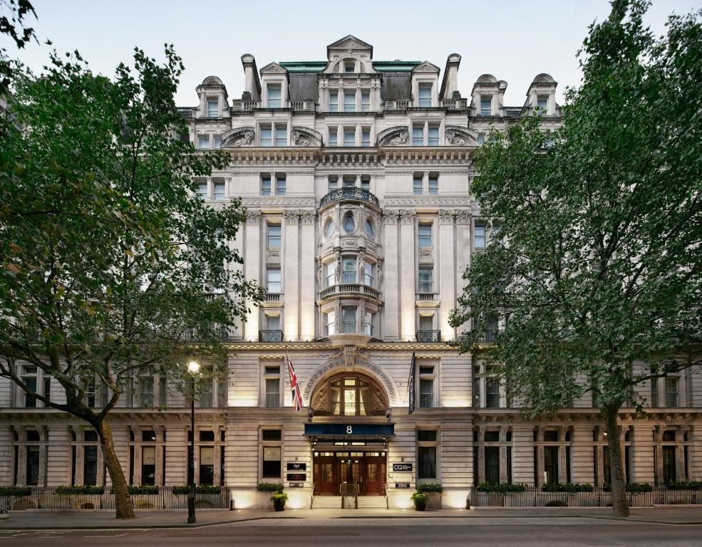 伦敦特拉法加广场豪华酒店的一座带美国国旗的大型白色建筑