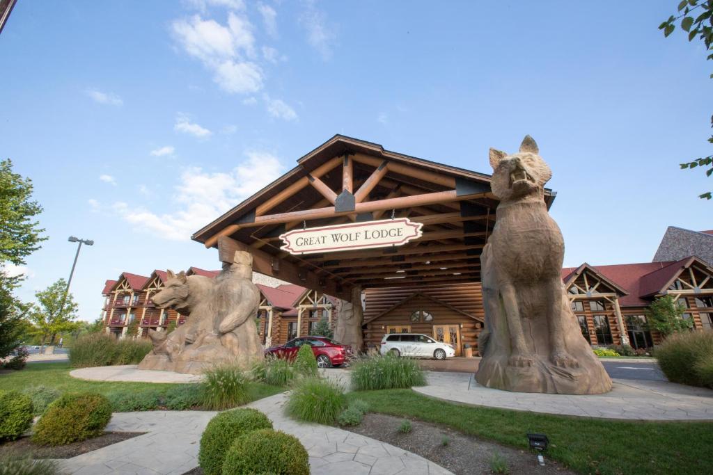 梅森Great Wolf Lodge Mason的前面有两座熊雕像的建筑