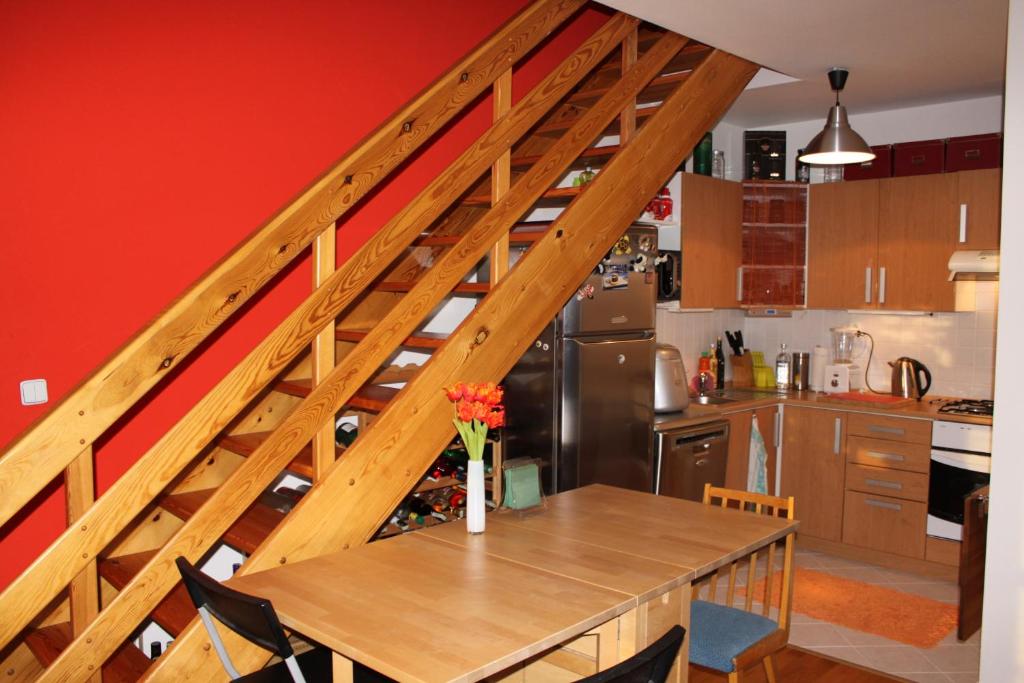 布拉格Sunny Two-story Apartment Kyje的厨房设有木桌和楼梯。