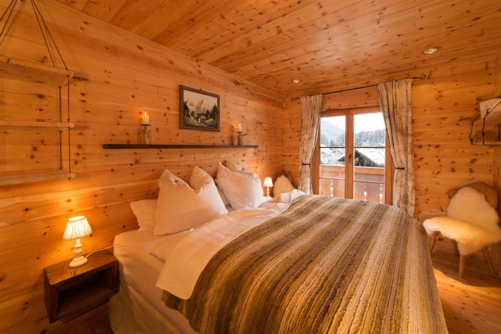 雷特温克尔Mein Chalet的小木屋内一间卧室,配有一张床