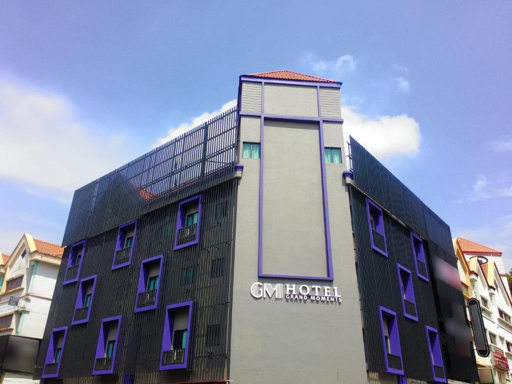 八打灵再也GM Grand Moments Bandar Sunway的建筑的侧面设有紫色窗户