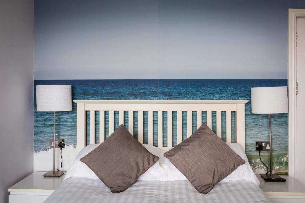 Oceanside Lifestyle Hotel客房内的一张或多张床位