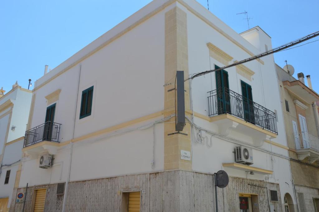 马萨夫拉Ancora Una Volta的白色的建筑,设有两个阳台