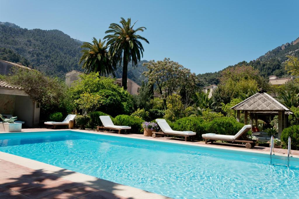 索列尔坎罗瑟斯酒店的山边带躺椅的游泳池