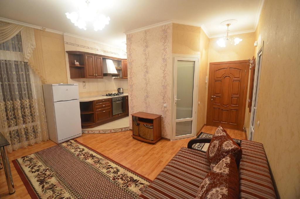 尼古拉耶夫安德瑞斯卡亚VIP公寓的带沙发的客厅和厨房