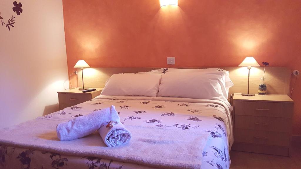 戈索尔奎恩塔特里屋旅馆的一间卧室配有一张大床,上面有两盏灯