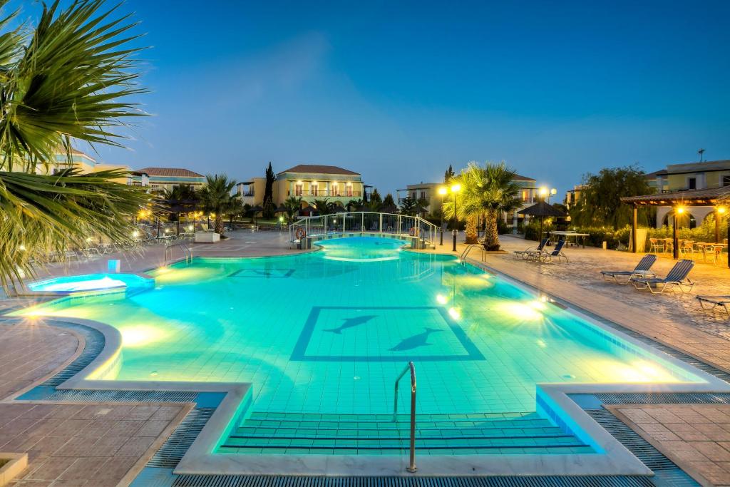 蒂加基卡瑞丽酒店的夜间在度假村的一个大型游泳池