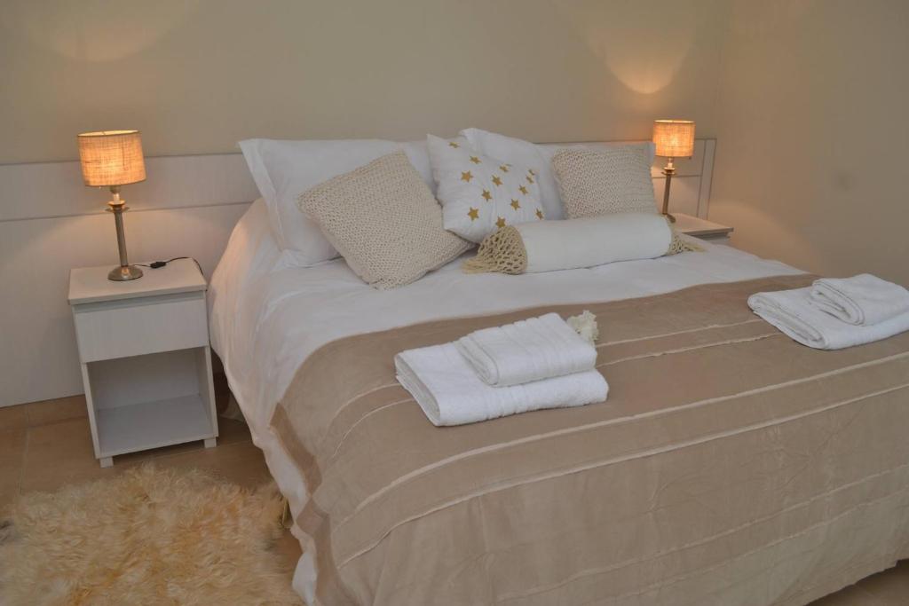 圣洛伦索Apart Boutique Macedonia的一间卧室配有一张大床和毛巾