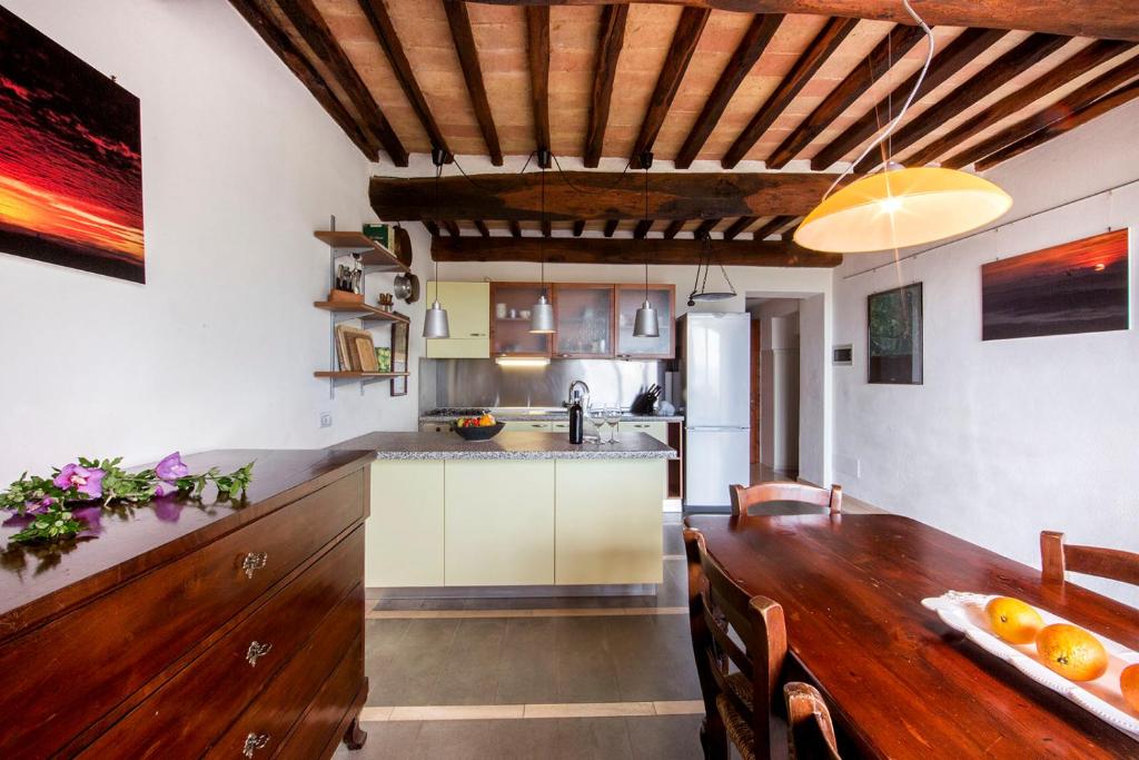蒙塔尔奇诺Casa Burelli的厨房以及带木桌的用餐室。