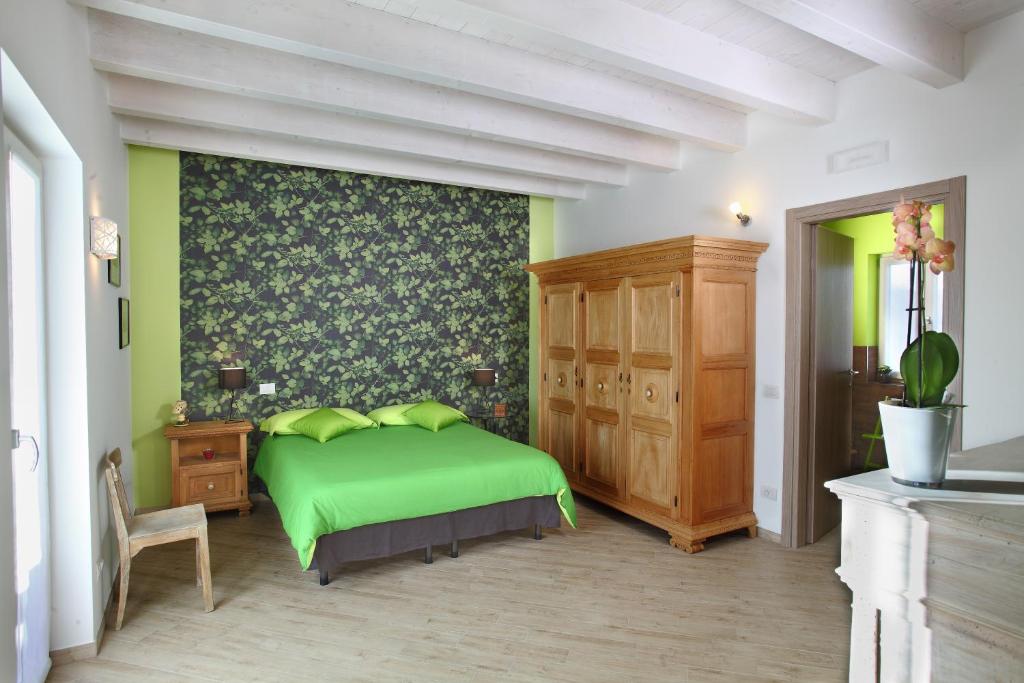 Invorio InferioreCascinetta32的一间卧室设有绿色的床和绿色的墙壁