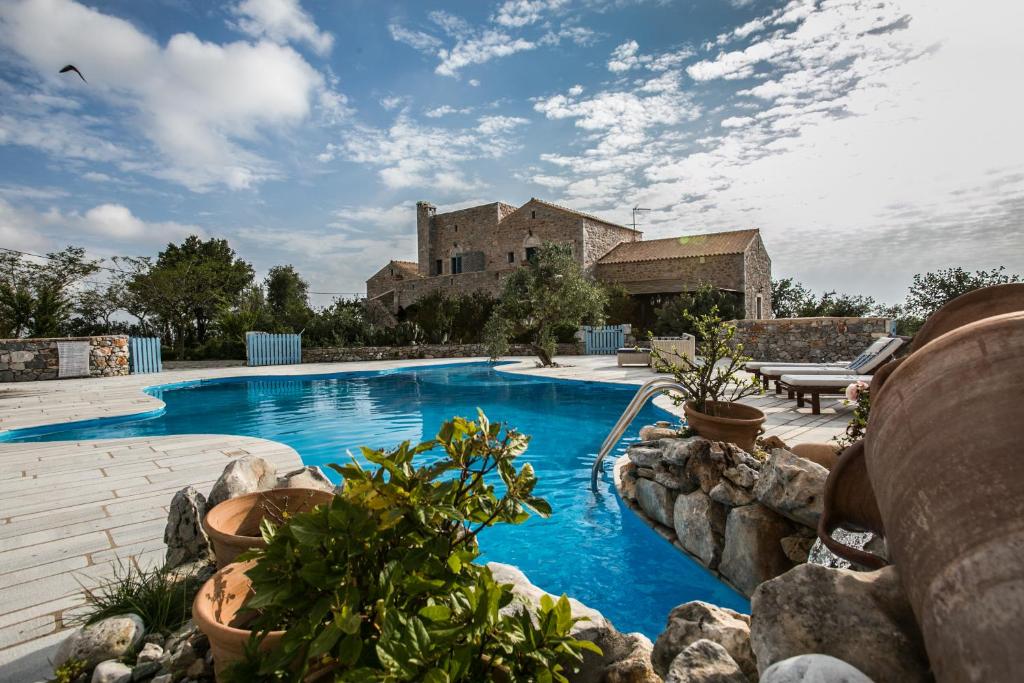 阿里奥波利斯卡缇玛卡拉吉尔格酒店的庭院里的一个蓝色海水游泳池