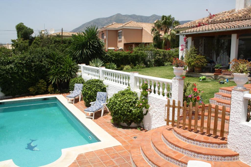 福恩吉罗拉Villa Bonita Fuengirola的庭院中带游泳池的房子