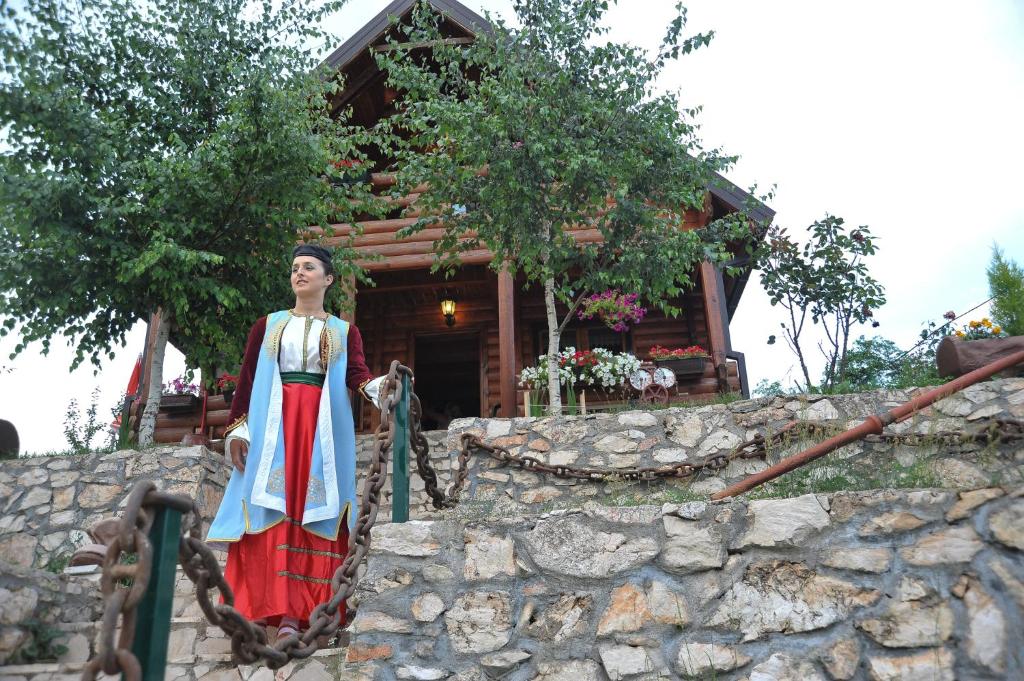 尼克希奇Holiday Home Zorić的女方在房子前的雕像