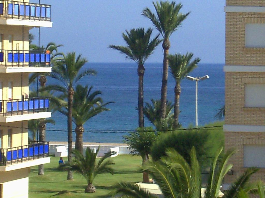 德尼亚Alondras Playa Denia的从大楼内可欣赏到海景