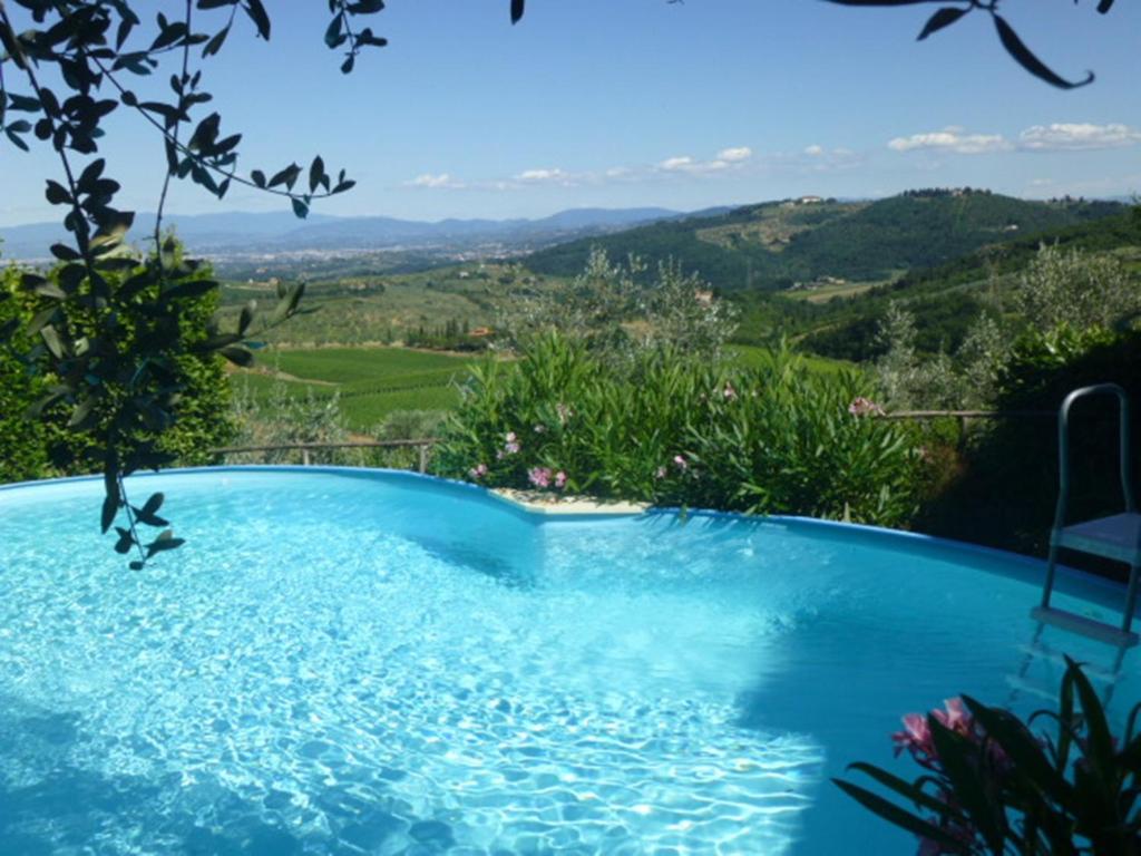 卡尔米尼亚诺La Solaria的蓝色的游泳池,享有山景