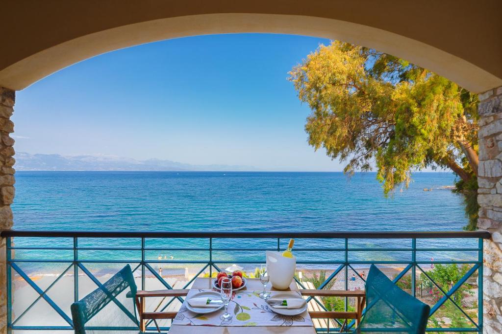 佩塔里德海昂希腊人海滩公寓式酒店的阳台的桌子享有海景