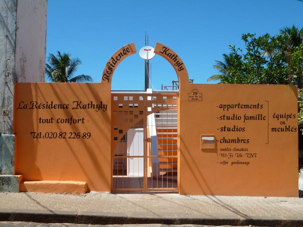 迭戈苏瓦雷斯Residence Kathyly的拥有两个橙色门的建筑物入口