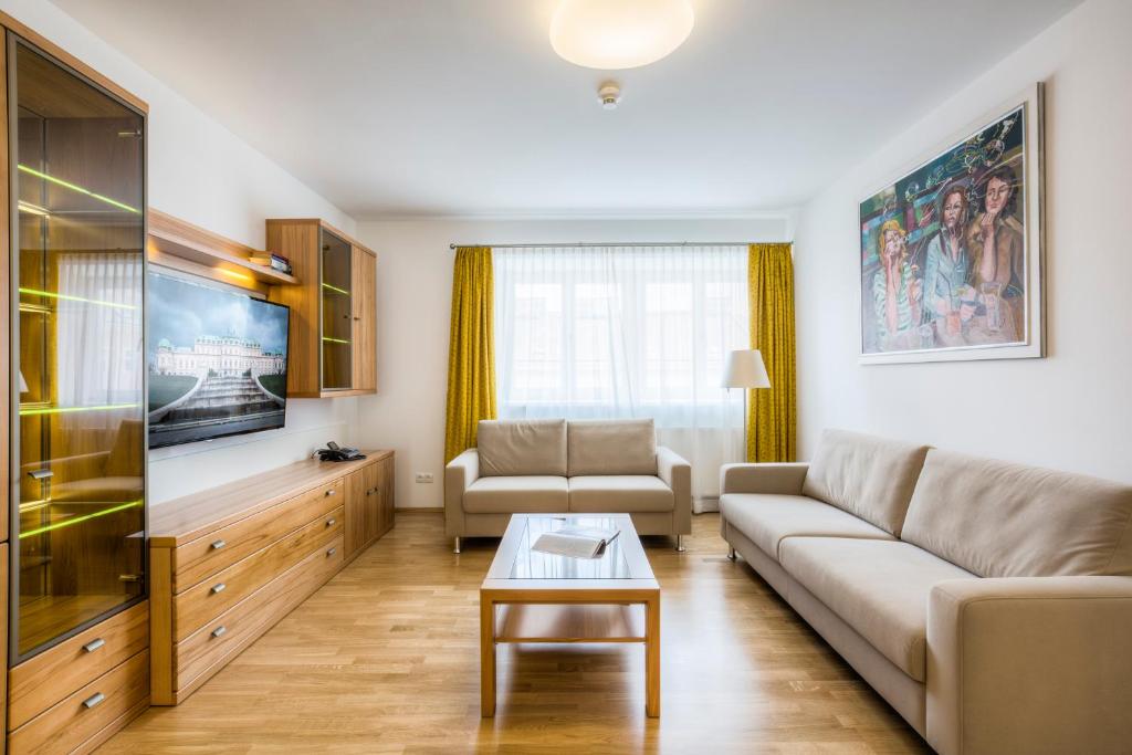 维也纳维也纳城市大公寓的客厅配有沙发和桌子