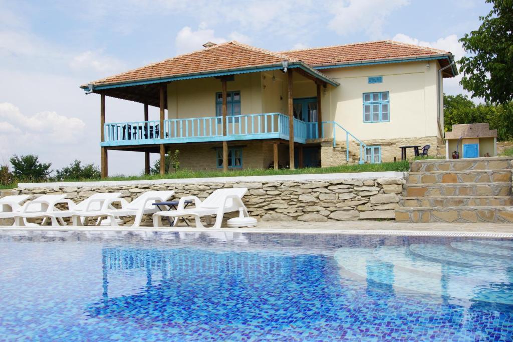 MirovetsBotev Houses的别墅前设有游泳池