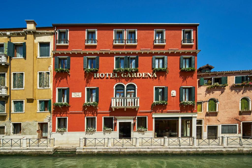 威尼斯伽丁纳酒店的河边的红色建筑