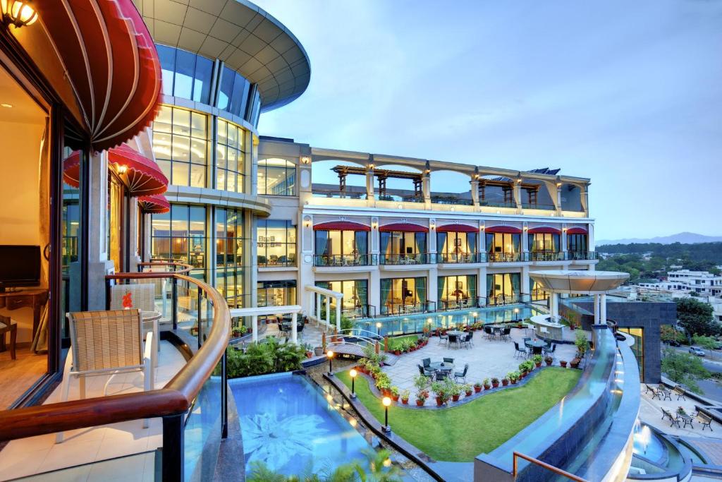 钱德加尔Welcomhotel by ITC Hotels, Bella Vista, Panchkula - Chandigarh的享有带滑梯的建筑景致