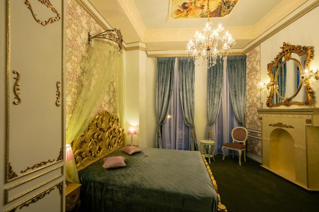 康斯坦察Belle Epoque Boutique (Adult Only)的一间卧室配有一张床和镜子