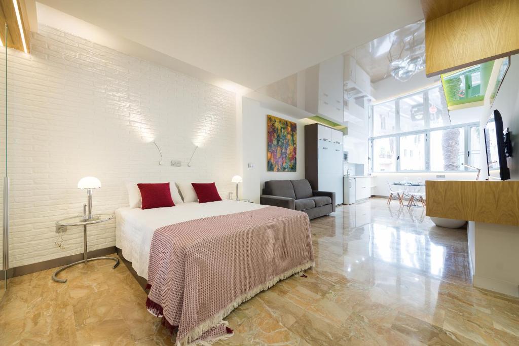 大加那利岛拉斯帕尔马斯Suites Garden Loft Kandinsky的一间带大床的卧室和一间客厅