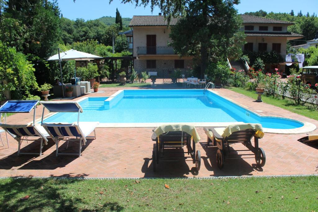 基亚萨苏普尔亚略埃尔达乡间别墅住宿加早餐旅馆的一个带两把椅子的游泳池以及一座房子