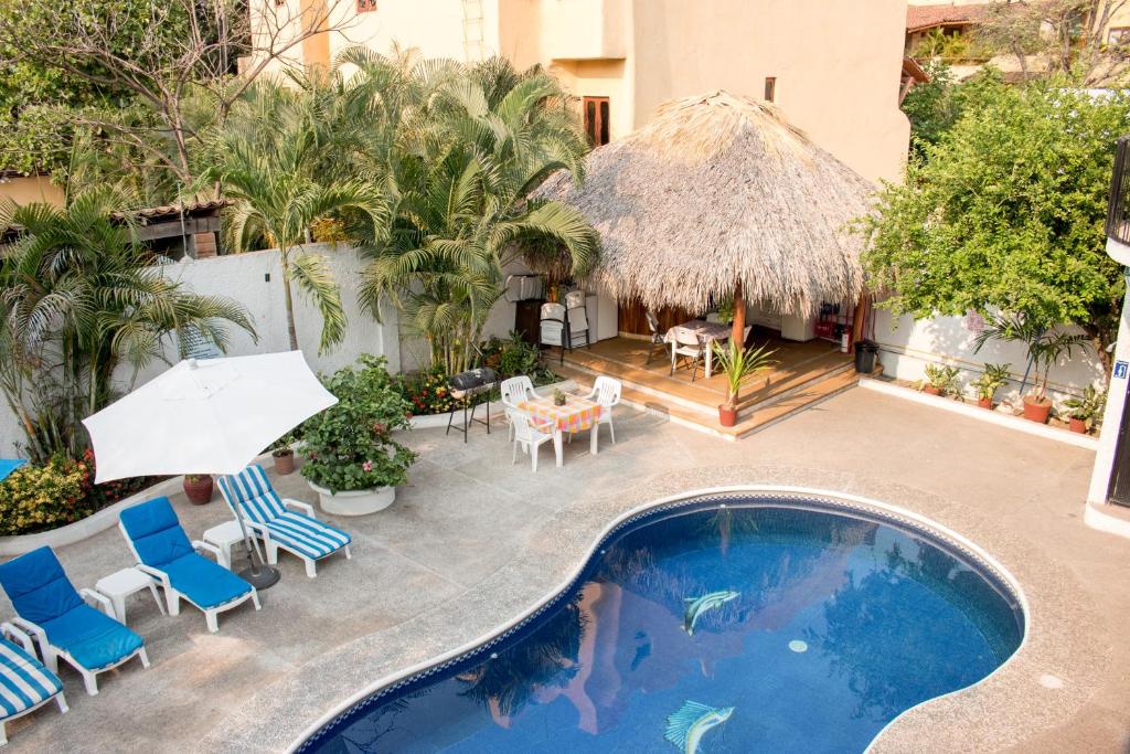 锡瓦塔塔内霍奔驰别墅酒店的一个带椅子和遮阳伞的室外游泳池