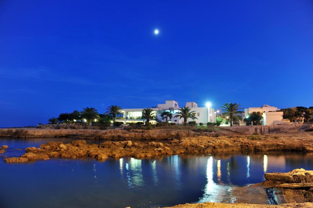 斯培基奥拉提莫酒店的夜晚城市与月亮的景观
