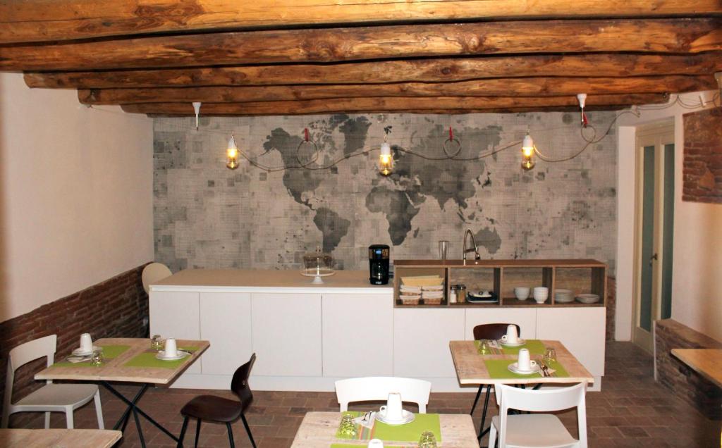 奥里斯塔诺Eleonora Room & Breakfast的一间带桌椅的餐厅和一间厨房