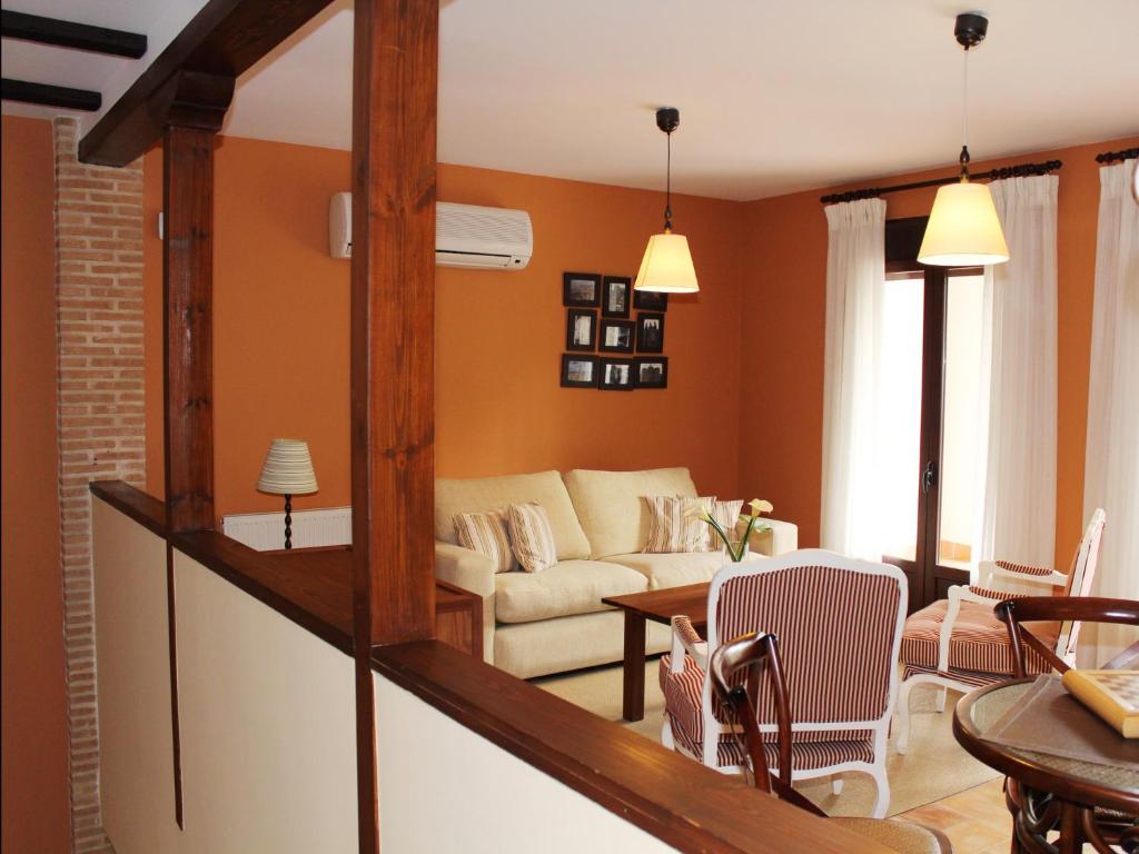 孔苏埃格拉阿尔坎西亚乡村民宿的客厅配有沙发和桌子