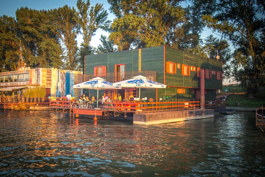 贝尔格莱德绿屋旅舍的河上码头上带遮阳伞的餐厅